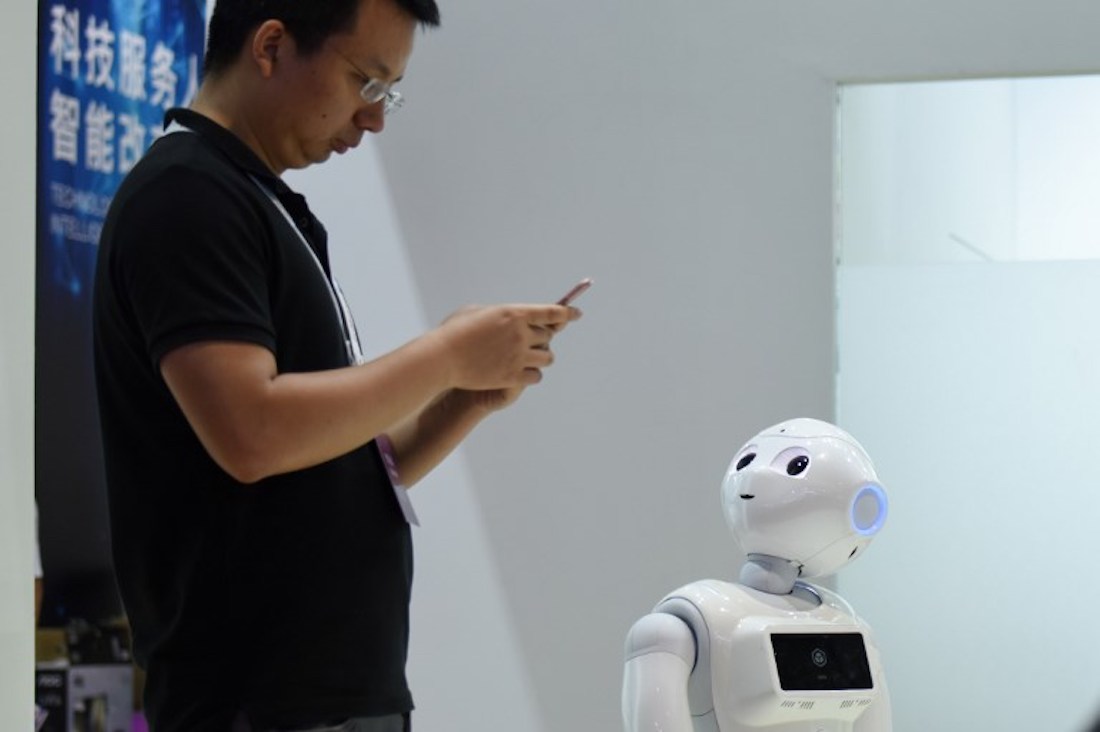 FOTOS: Robots chinos diagnostican enfermedades, pelean y tocan música