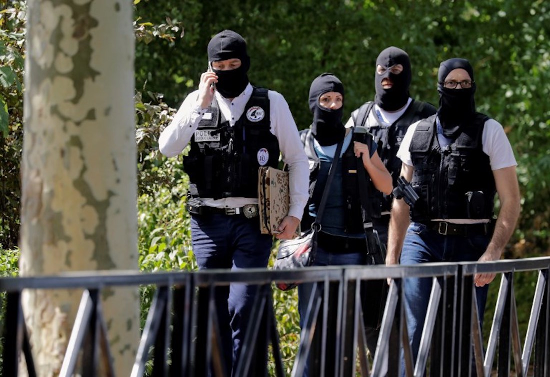 Hombre mata con cuchillo a su madre y su hermana cerca de París