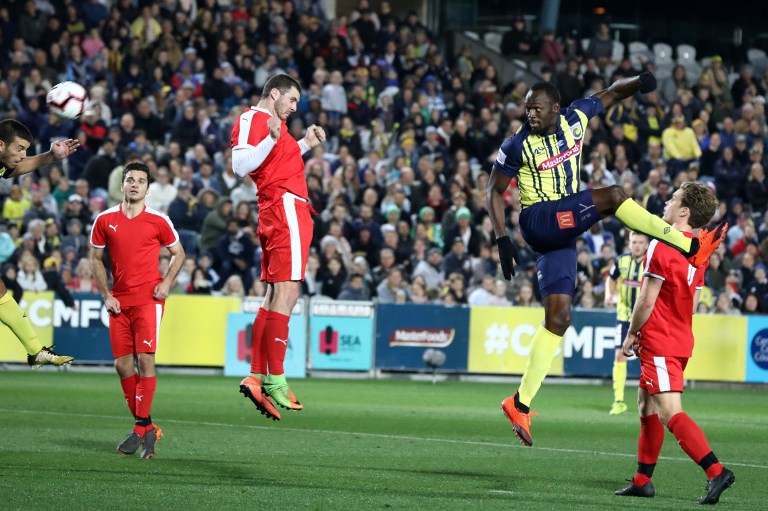 🎥 Bolt debuta como futbolista en Australia y falló un gol por lento