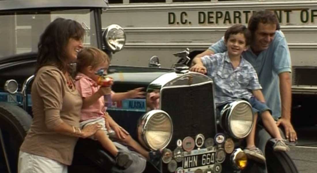 Familia recorre el mundo desde hace 18 años en un auto de 1928