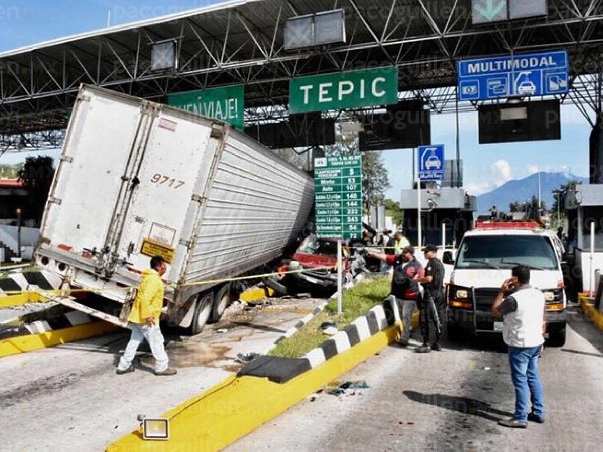 Un muerto en aparatoso accidente en autopista Tepic-Guadalajara