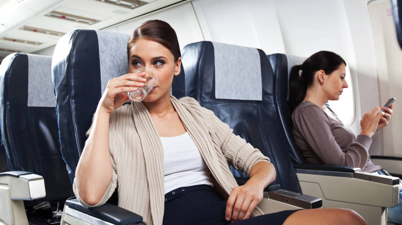 Esta es la razón para no beber alcohol mientras viajas en avión