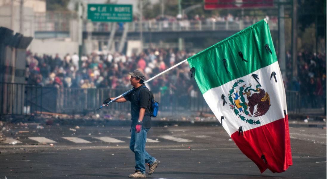 Marchan estudiantes frente a casa de AMLO para dejarle un mensaje