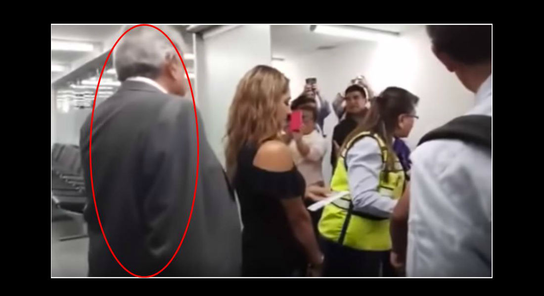 VIDEO: AMLO rechaza trato especial y hace fila en el AICM