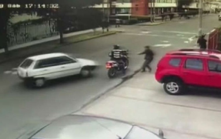VIDEO: Automovilista arrolla a ladrones que asaltaban a peatón en Bogotá