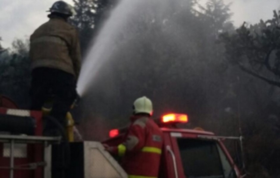 Bomberos sofocan incendio de un vehículo en la colonia Moderna