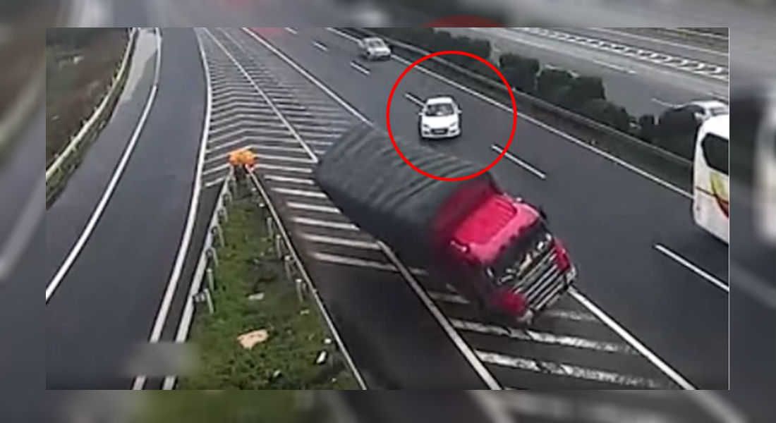 VIDEO: Auto frena en medio de autopista y provoca dos accidentes