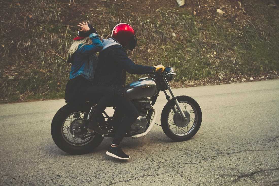 En México, los motociclistas viajan con cascos inseguros
