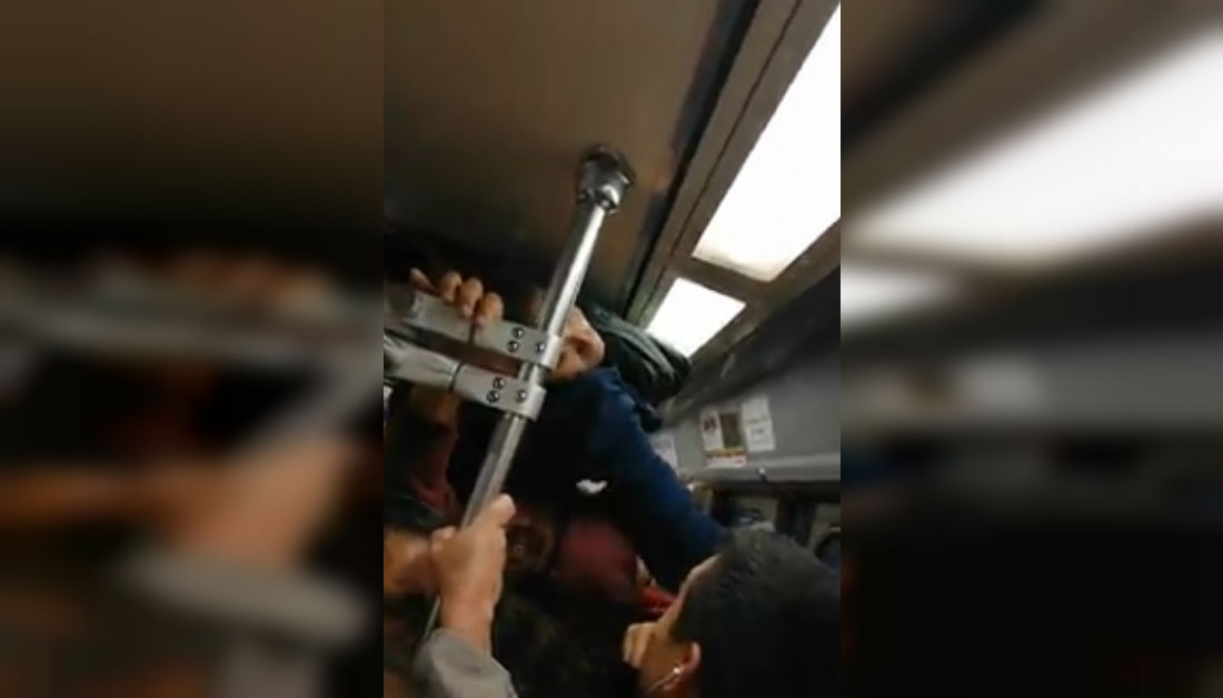 Joven Godinez viaja en el «techo del metro» para no llegar tarde