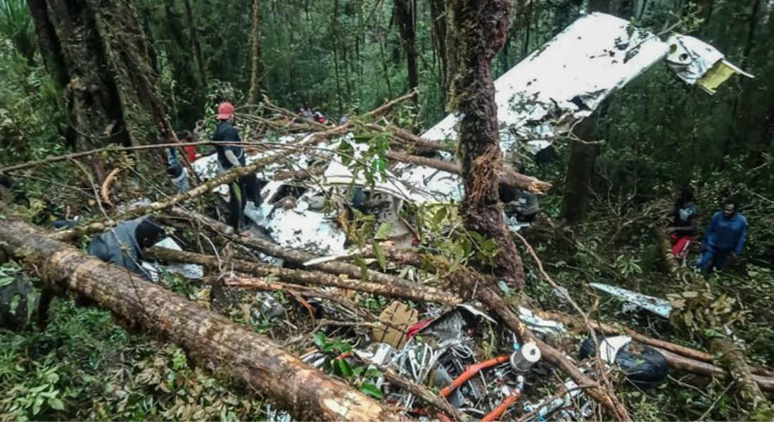 Niña sobrevive a accidente aéreo en Indonesia