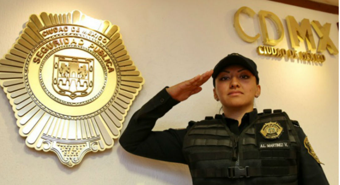 Mujer policía recibe ascenso por frustrar secuestro