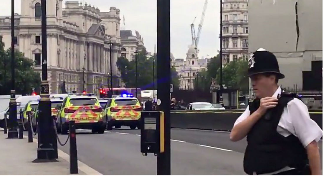 VIDEO: Auto atropella multitud en posible atentado en Londres