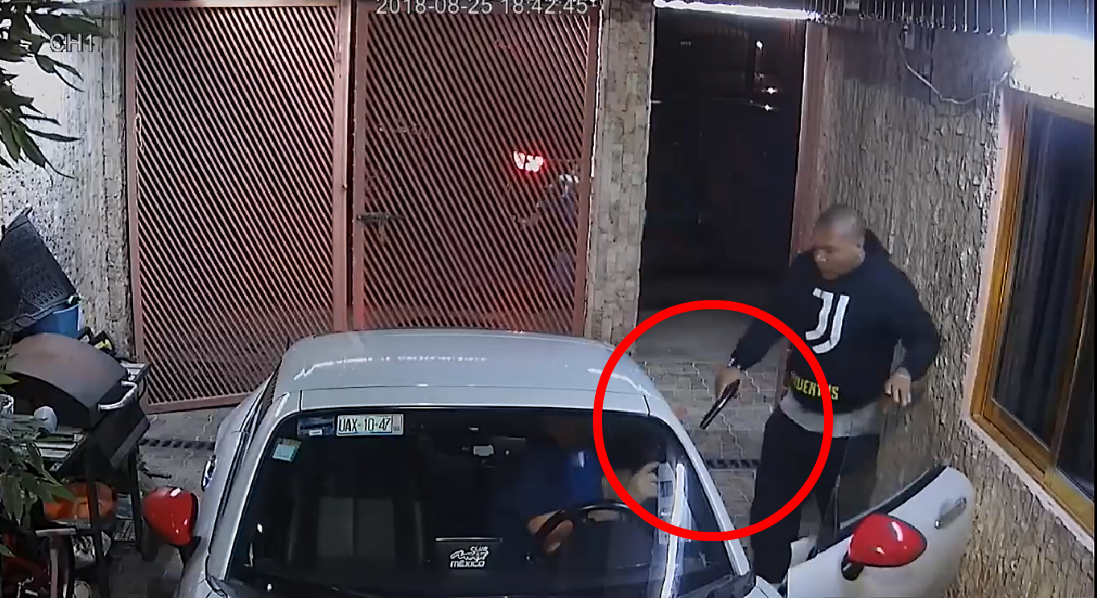 VIDEO: Rateros le roban el auto cuando lo guardaba en el patio