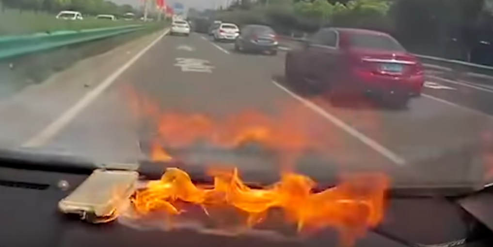 📽️ (VIDEO) Su iPhone se incendia frente a ella sin que pueda hacer nada