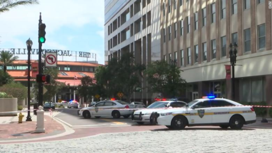 Registran tiroteo masivo en centro comercial de Florida