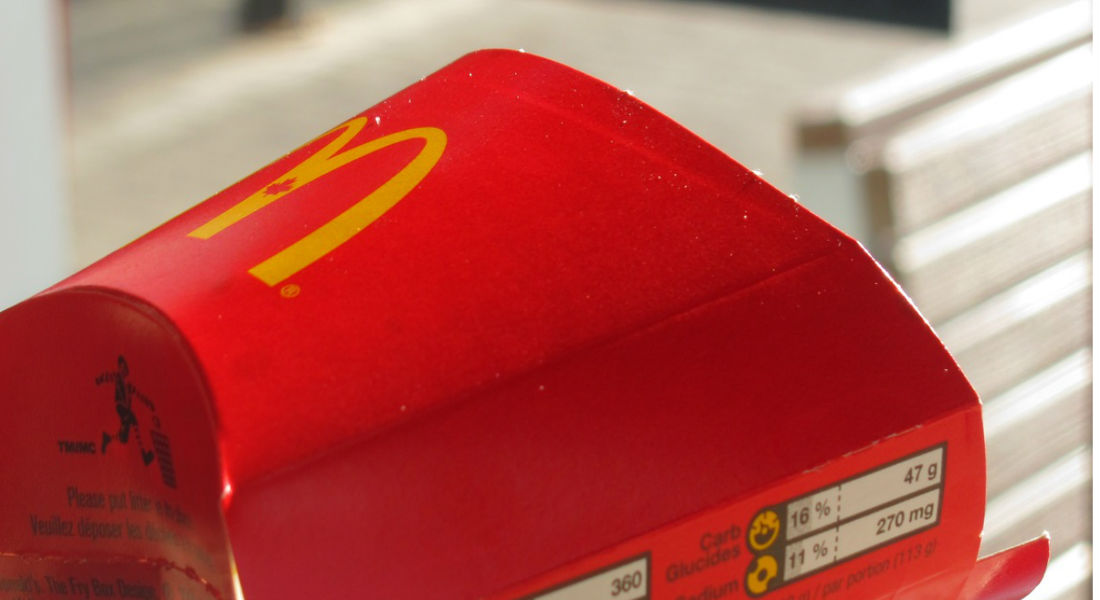 VIDEO: Pareja es captada teniendo relaciones en la fila del McDonald’s