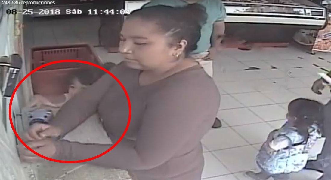 VIDEO: Madre utiliza a su hija y le enseña a robar
