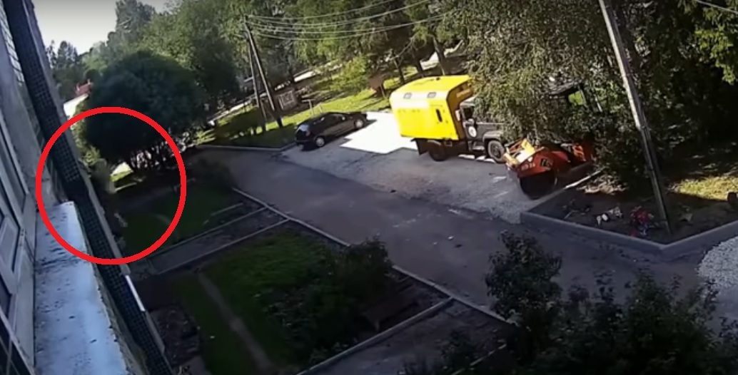 Niño cae de edificio y es rescatado por dos obreros