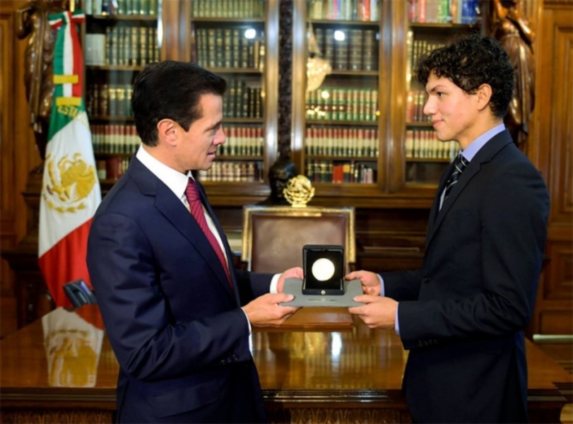 EPN entrega Medalla Bellas Artes al bailarín Isaac Hernández