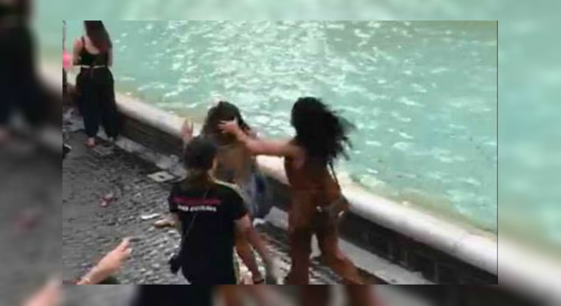 VIDEO: Mujeres se agarran a golpes por el mejor lugar para una selfie