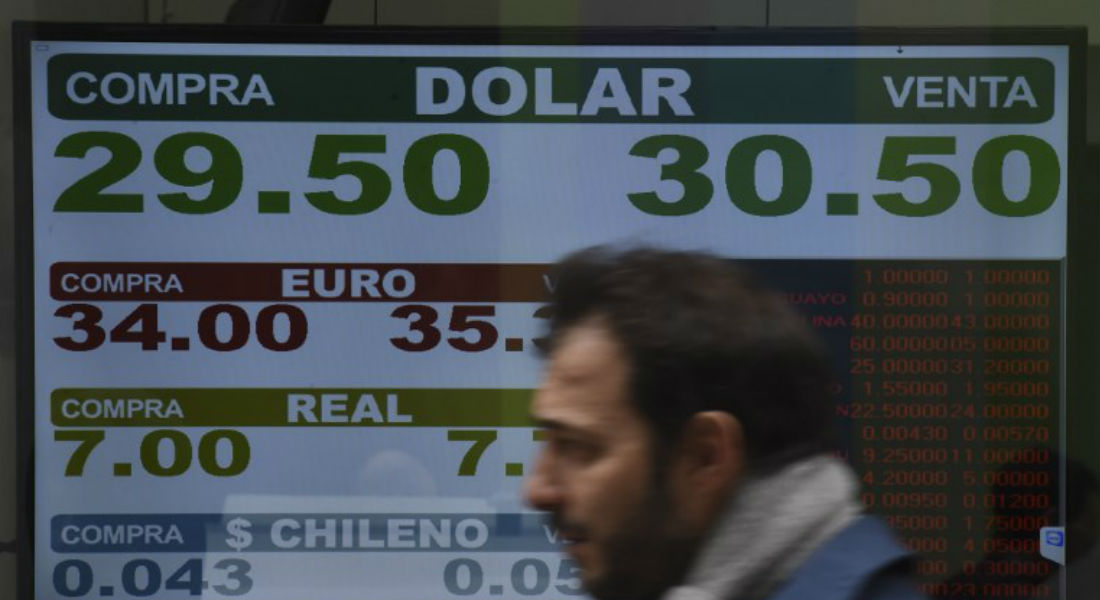 ¿Crees que el dólar está muy caro? En Argentina pasó de 18 a 30 pesos