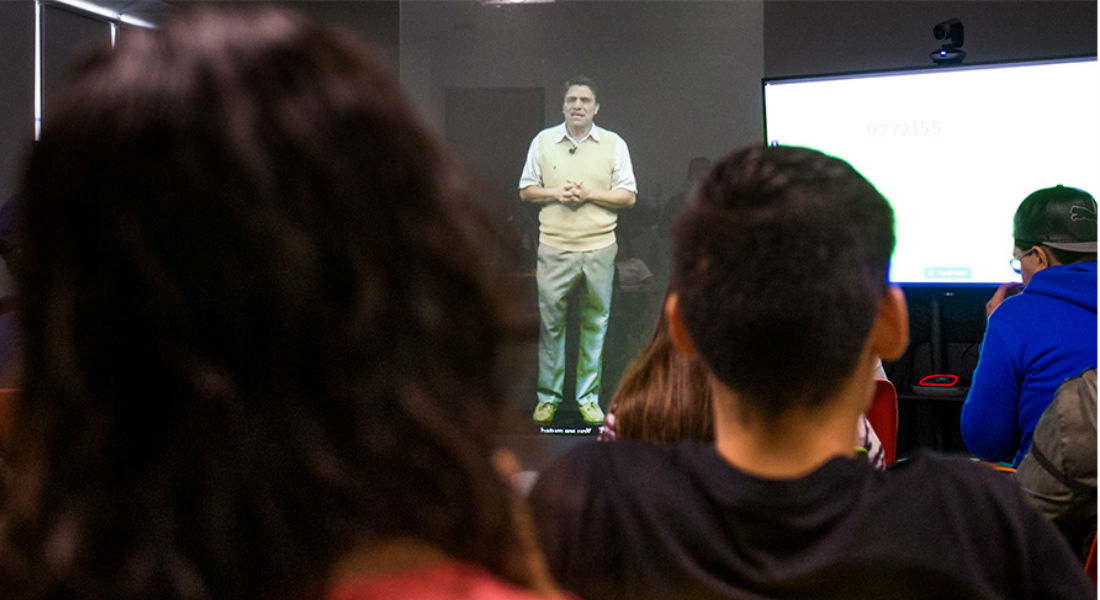 Holograma da clases en cinco campus del Tec de Monterrey simultáneamente