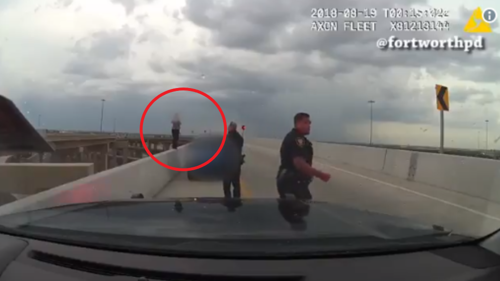 VIDEO: Policías evitan que una mujer se suicide desde lo alto de un puente