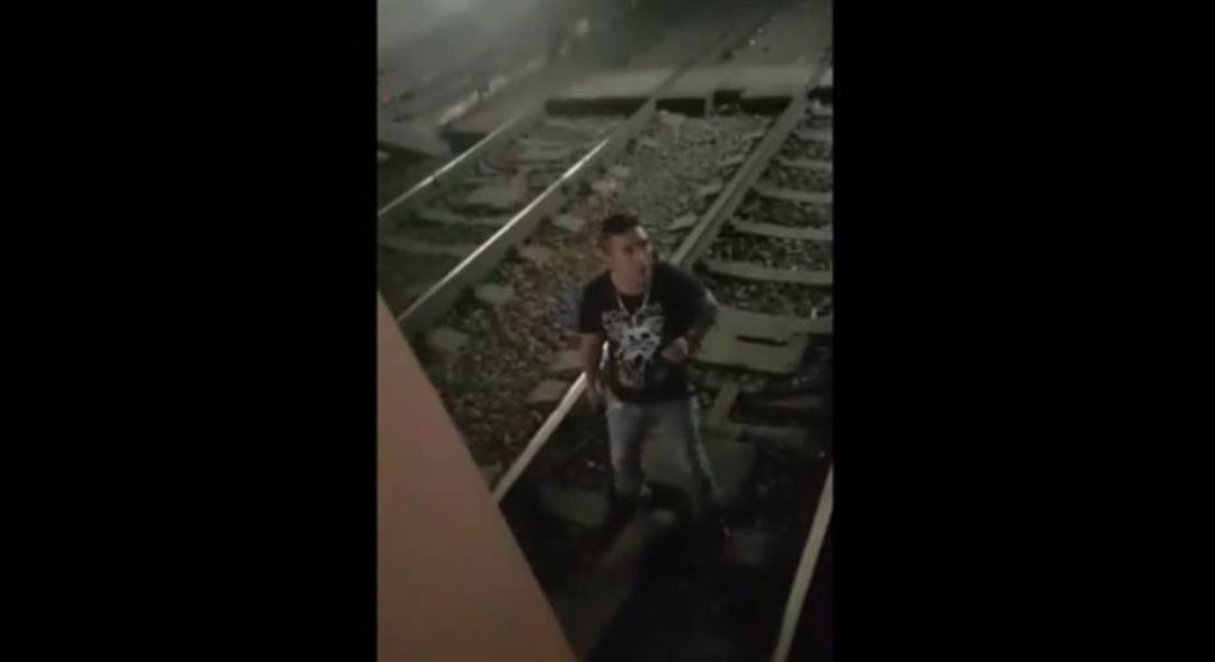 VIDEO: Ratero se esconde en las vías del metro luego de asaltar a usuario