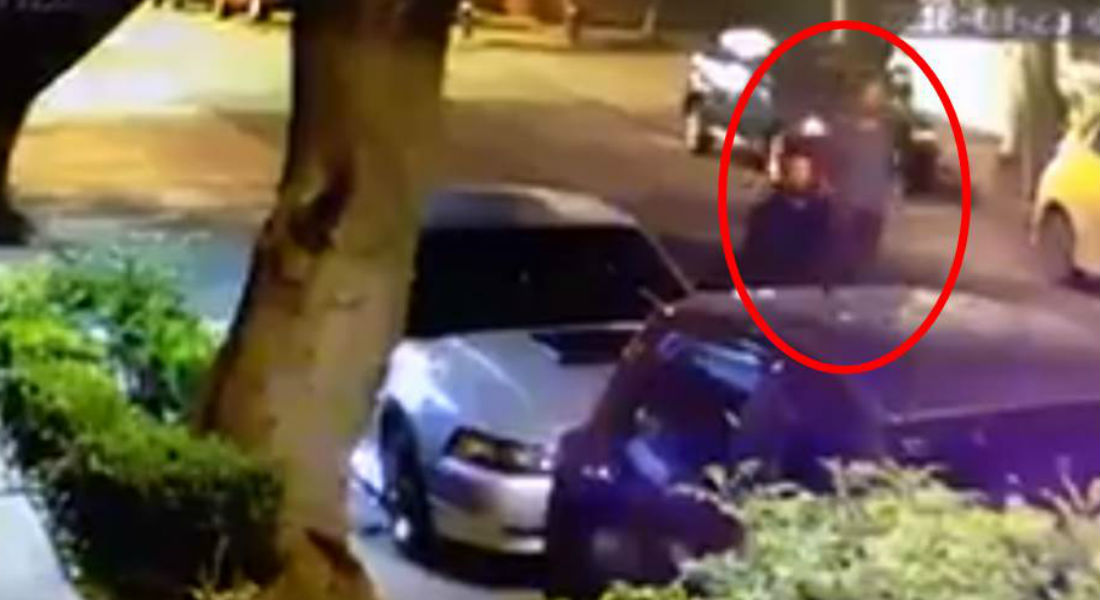 VIDEO: Así roban los espejos de auto en la Del Valle y en la Roma
