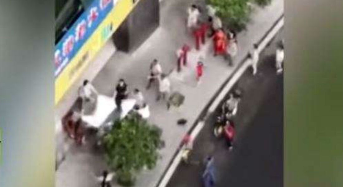 VIDEO: Intentan salvar con una sábana a niño que cae de cuarto piso