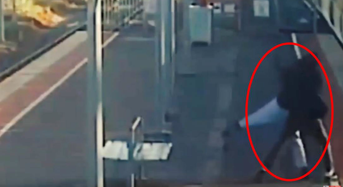 VIDEO: Joven intenta lanzar a su novia a las vías del tren