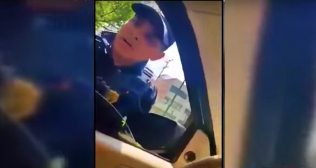 VIDEO: Policía utiliza su cargo para intimidar a conductor