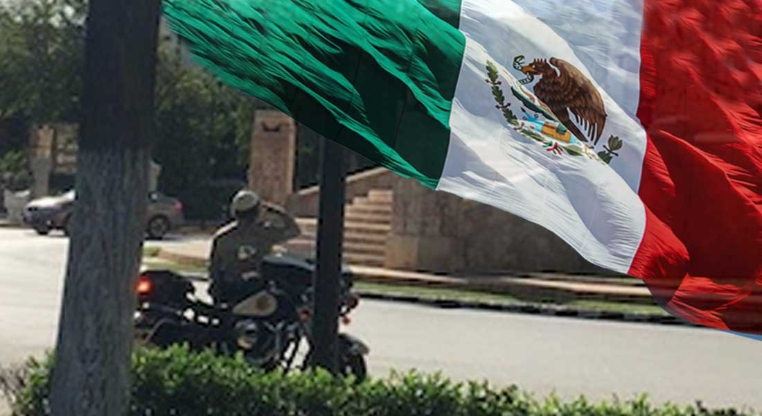 Policía se detiene en la calle para demostrar su amor por México