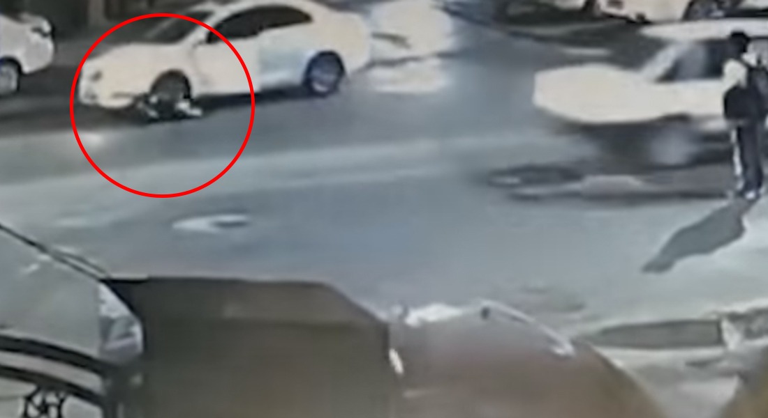 VIDEO: Mujer se atropella con su propio auto