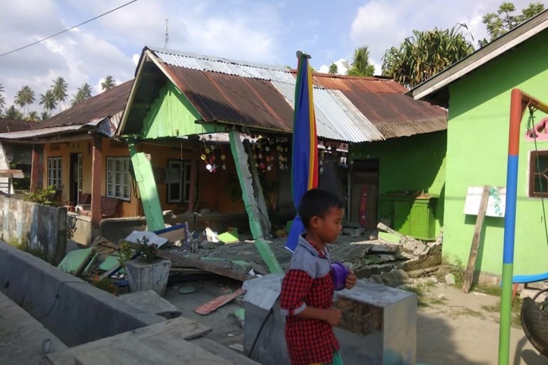 Fuerte terremoto de 7.5 sacude Indonesia, por segunda vez en el mes