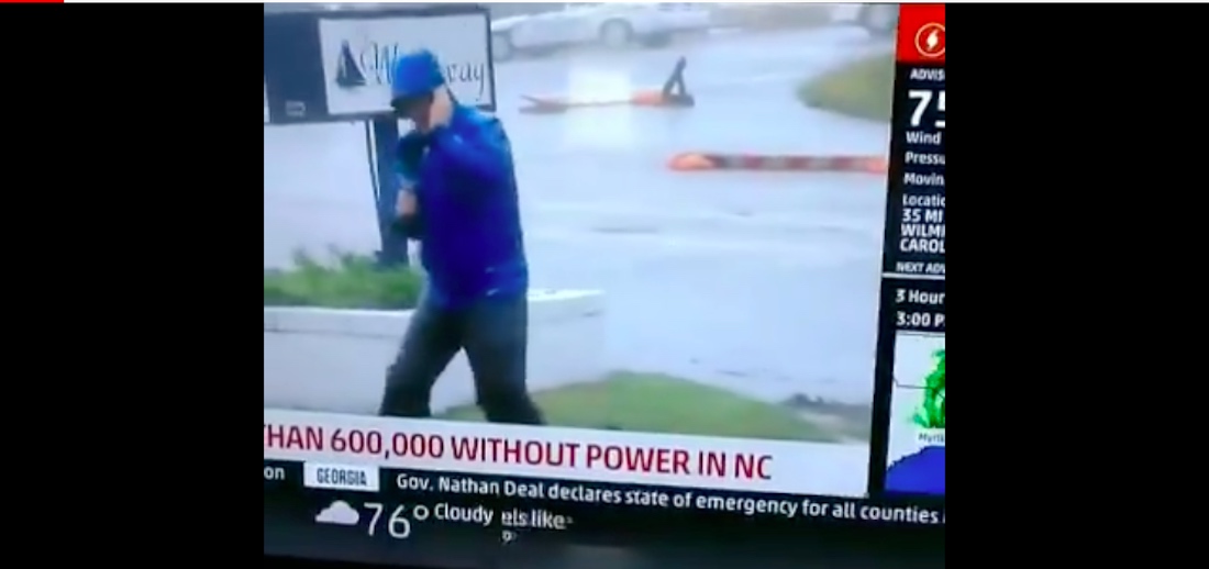 Reportero «lucha» por mantenerse en pie durante el huracán Florence