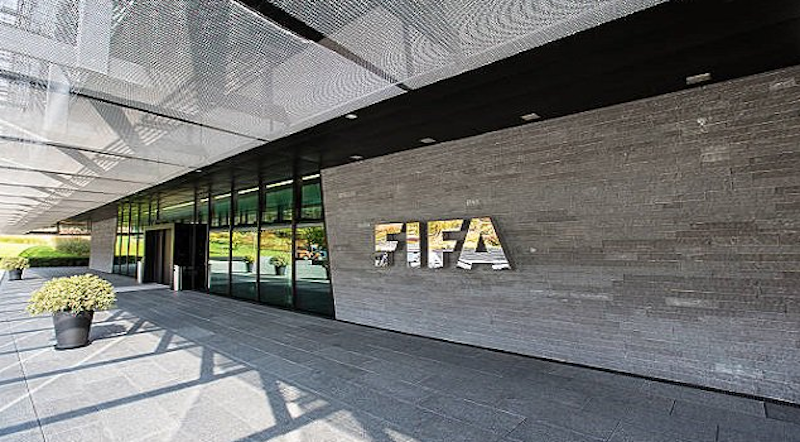 Tres miembros de la FIFA suspendidos de por vida por corruptos