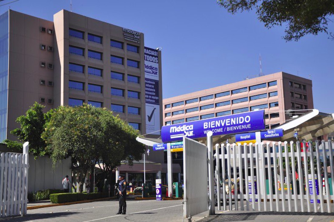 Tunden en redes a ex funcionario por criticar hospital privado para hijo de AMLO