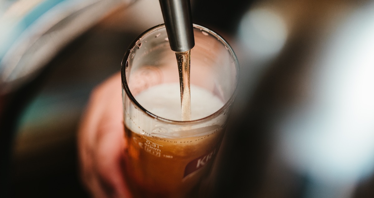Beber cerveza fría podría ayudarte a bajar hasta 5 kilos, según estudio