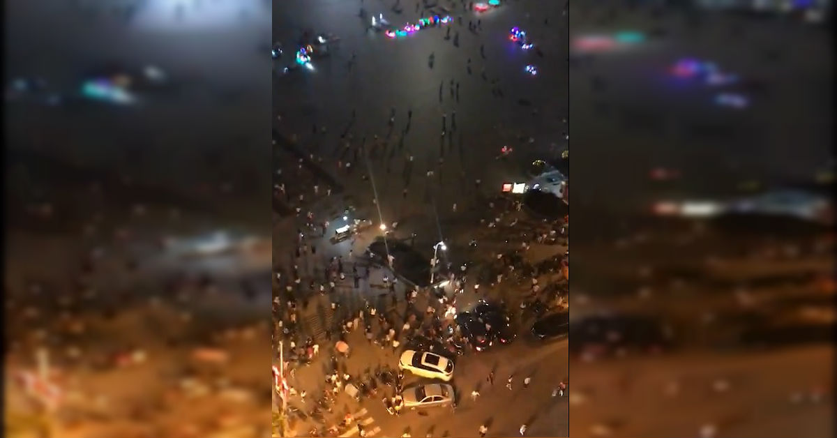 (VIDEO) Chino enloquece: atropella, acuchilla y golpea a una multitud