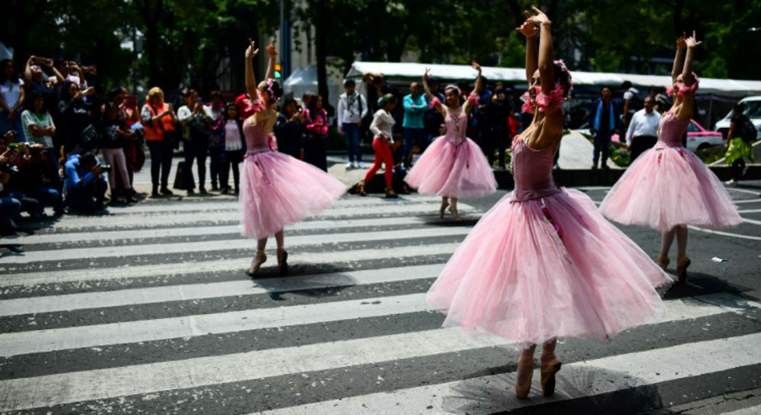 Intervienen con danza clásica las calles de la Ciudad de México