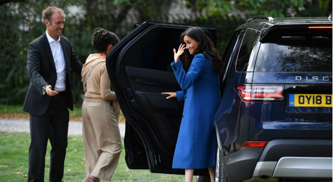 La duquesa de Sussex cierra la puerta de su coche y sorprende a todos