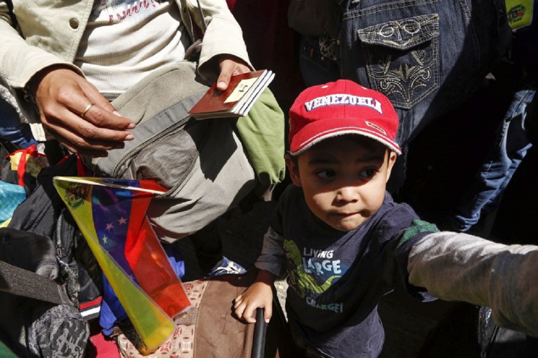 Venezolanos se van con las bolsas llenas de dólares: Maduro