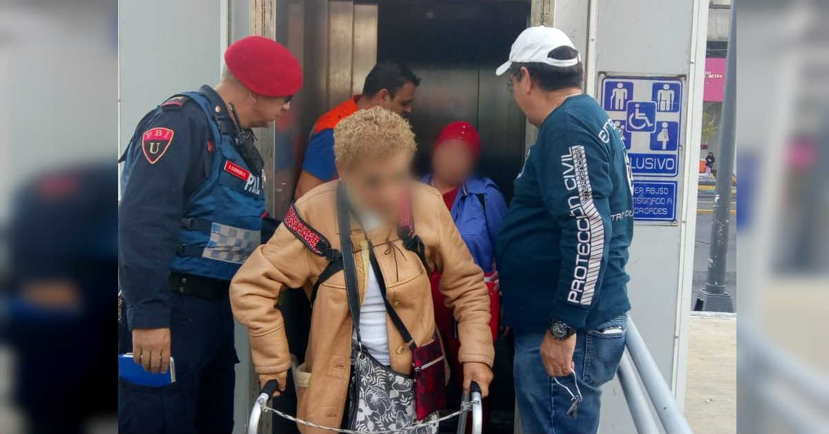 Dos abuelitas se quedan atrapadas en elevador exclusivo del Metro CDMX