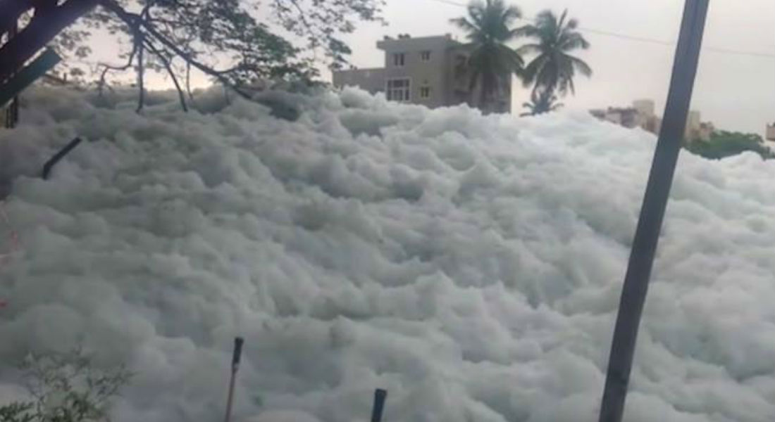 VIDEO: Espuma tóxica cubre calles de una ciudad tras desbordamiento de lago