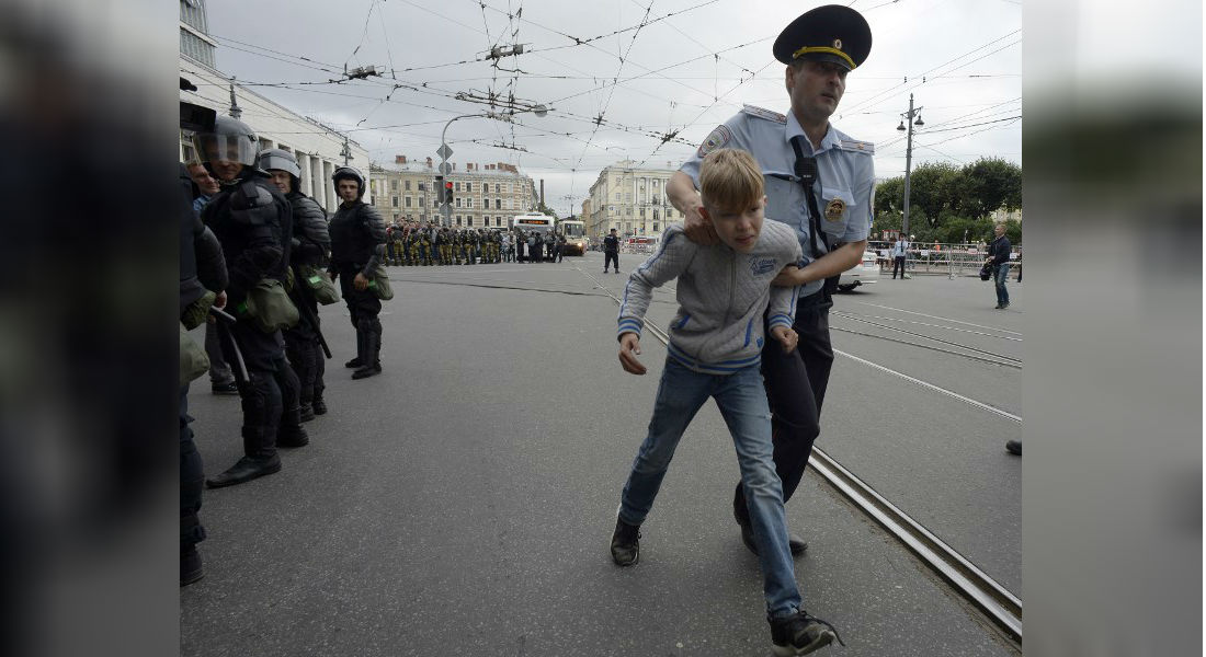 Detienen a cientos en Rusia por ir contra reforma de pensiones
