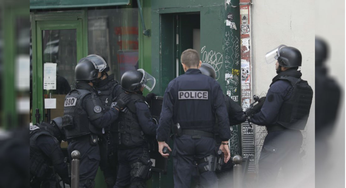 Hombre con cuchillo se lanza contra peatones en París