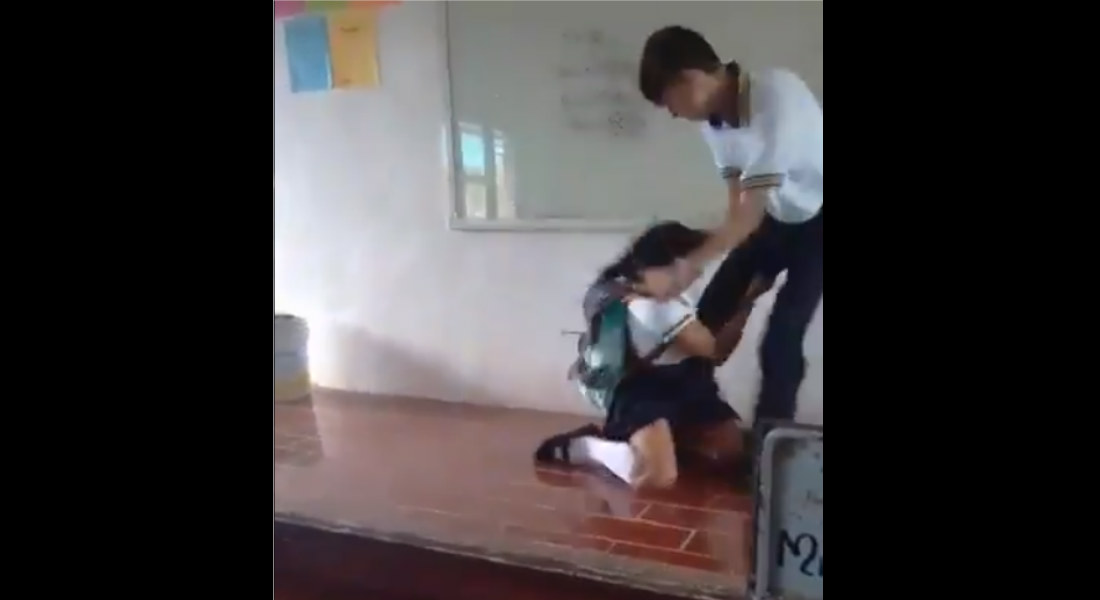VIDEO: Estudiante tunde a compañera en pleno salón de clases