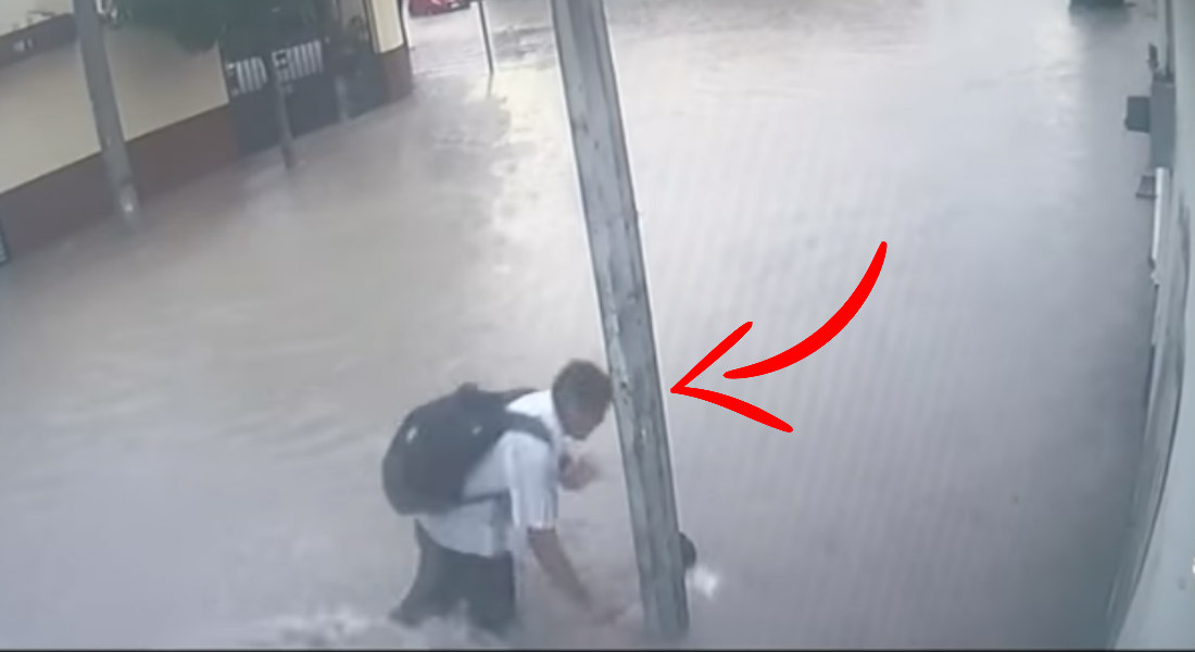 VIDEO: Niños caen fulminados al tocar poste en inundación