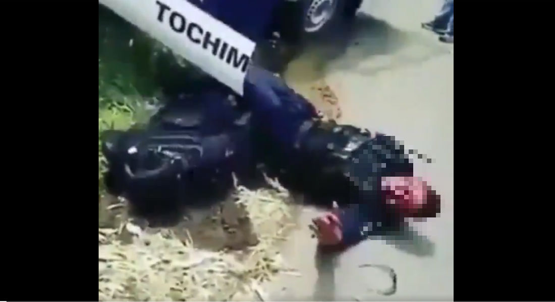 VIDEO: Vuelca patrulla y la gente se burla de policías heridos